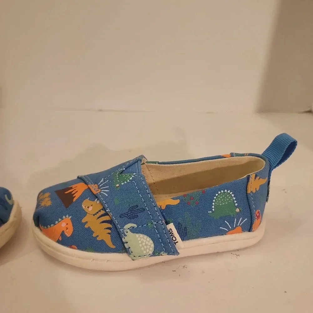 TOMS Dinoland Baby/Toddler Glow-In-The-Dark Alpargata Shoes in Size T6 Toddler
